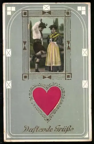 Stoff-Präge-AK Paar beim Volkstanz mit Herz