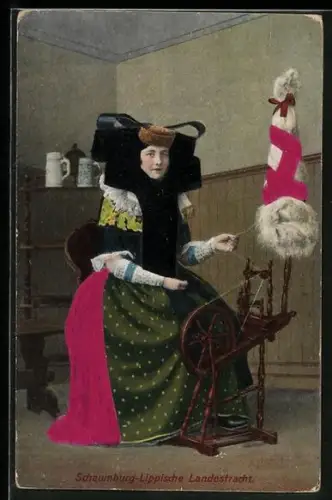 AK Junge Frau posiert am Spinnrad in Schaumburg-Lippischer Landestracht