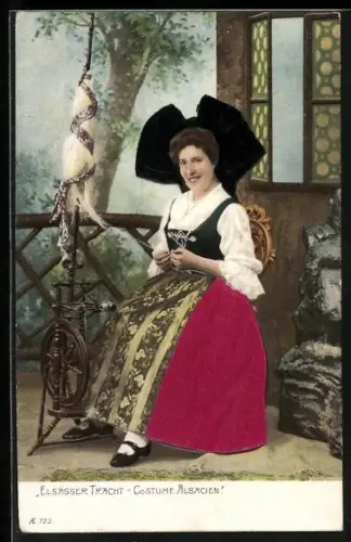 Stoff-Präge-AK Dame in elsässer Tracht an Spindel