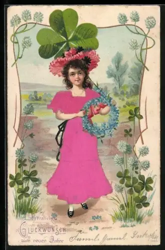 Stoff-Präge-AK Mädchen im Kleid mit Kleeblatt