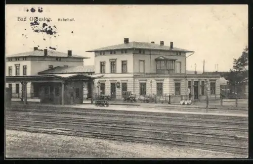 AK Bad Oldesloe, Bahnhof mit Gleisanlagen und Gepäckwagen