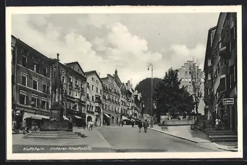 AK Kufstein, Unterer Stadtplatz mit Geschäften und Brunnen