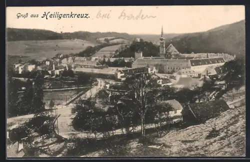 AK Heiligenkreuz /N.-Oe., Blick auf den Ort mit Kirche im Hintergrund