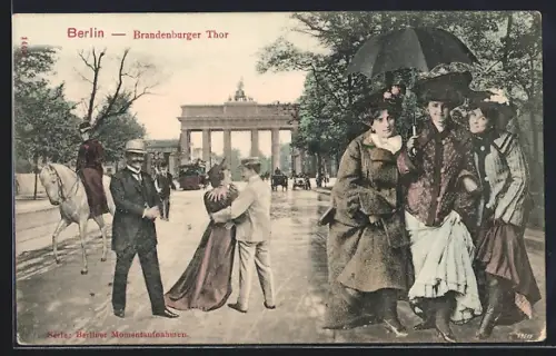 AK Berlin, Berliner Mädchen mit Schirm zeigen ihre Schuhe, Brandenburger Thor