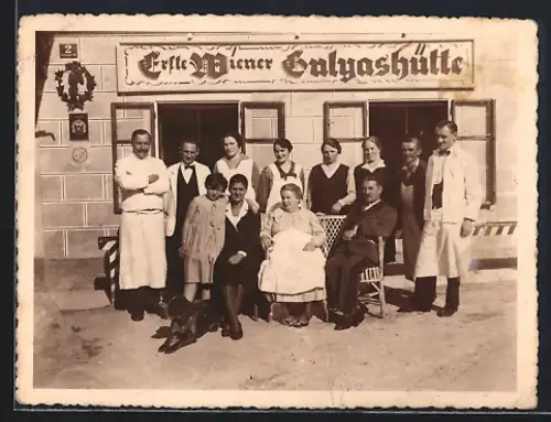 Foto-AK Mariazell, Gasthaus Erste Wiener Gulyashütte 1932, Gruppenbild vor dem Eingang