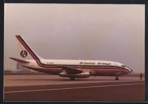 Fotografie Flughafen Berlin-Tegel, Flugzeug Boeing 737 Britannia Airways G-AXNB