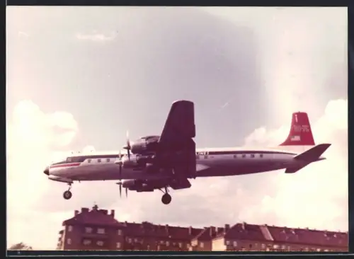 Fotografie Ansicht Berlin-Tempelhof, Flugzeug Douglas DC-7C Northwest Airlines N297 im Landeanflug