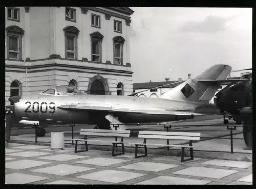 Fotografie Ansicht Dresden, Flugzeug MIG 17 No. 2009 der NVA-Luftstreitkräfte