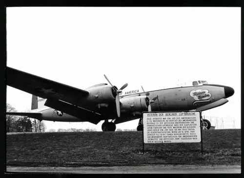Fotografie Ansicht Berlin-Tempelhof, Flugzeug Douglas C-54 Rosinenbomber der USAF als Blockade Denkmal am Columbiadamm