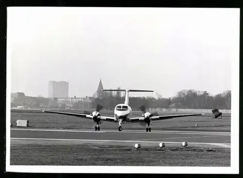 Fotografie Flugzeug Zweimotoriger Niederdecker auf dem Flughafen Berlin-Tempelhof