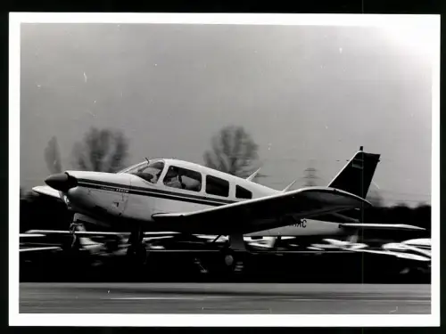 Fotografie Flugzeug Piper PA-28 Cherokee Arrow, Einmotoriger Niederdecker