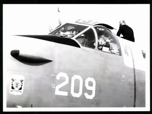 Fotografie Flugzeug Lockheed P-2 Neptun, U-Boot-Jagd- und Patrouillenflugzeug No. 209 Kon. Marine mit Staffelabzeichen