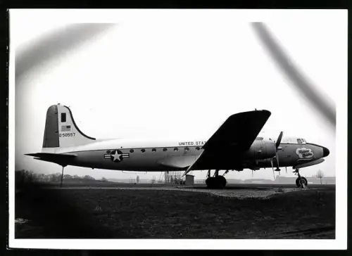 Fotografie Ansicht Berlin-Tempelhof, Flugzeug Douglas C-54 Rosinenbomber, Blockade-Denkmal am Columbiadamm