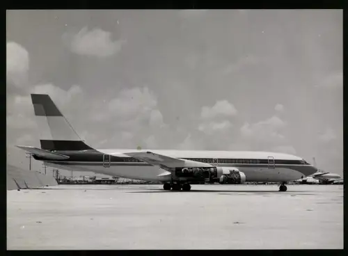 Fotografie Flugzeug Boeing 707, Passagiermaschine ohne Triebwerkabdeckung & Kennung
