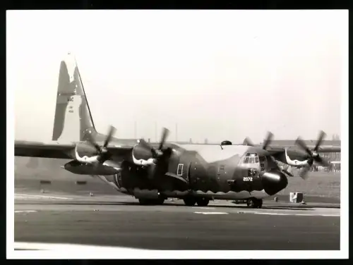 Fotografie Flugzeug Lockheed C-130 Hercules USAF 2072 in Berlin-Tempelhof