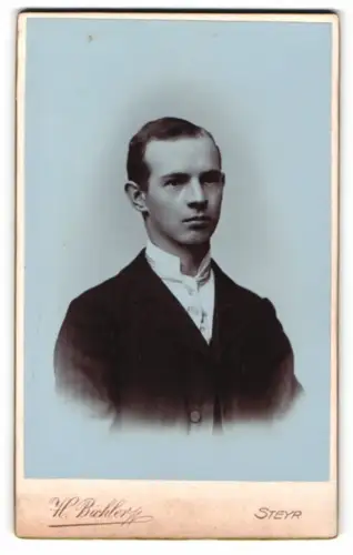 Fotografie H. Bichler, Steyr, Bahnhofsstrasse, Porträt eines jungen Mannes