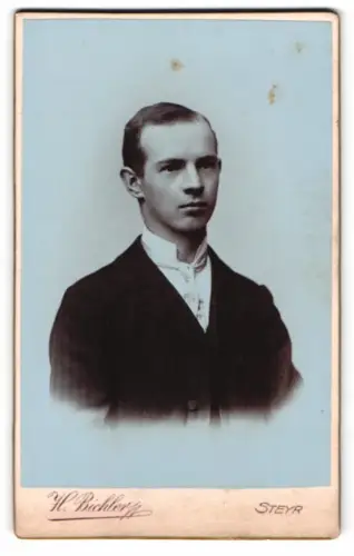 Fotografie H. Bichler, Steyr, Bahnhofstrasse, Porträt eines jungen Mannes
