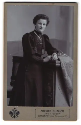 Fotografie Atelier Klinger, Braunau, Ringstrasse 23, Porträt einer Dame am Tisch