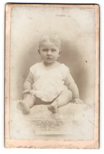 Fotografie J. Hinteregger, Ischl, Kind in weissem Kleid