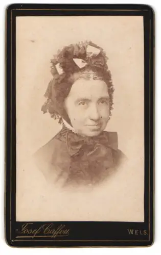 Fotografie Josef Caffou, Wels, Porträt einer Dame mit Haube