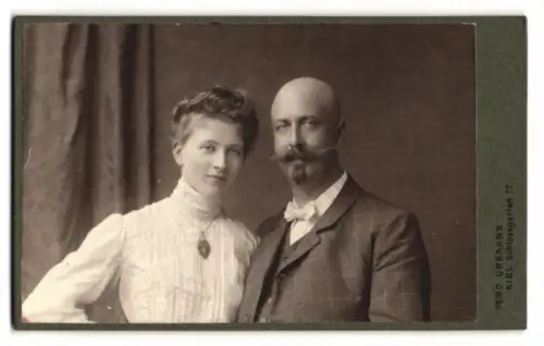 Fotografie Ferd. Urbahns, Kiel, Schlossgarten 17, Porträt eines Paares 1905, Frieda Peters