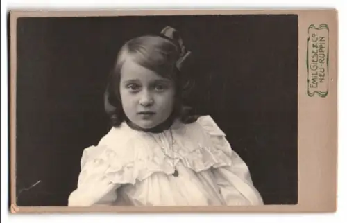 Fotografie Emil Giese & Co, Neu-Ruppin, Präsidienstrasse 58, Renate im Porträt 1905