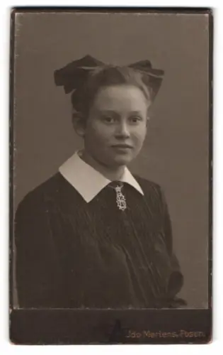 Fotografie Udo Mertens, Posen, Wilhelmstrasse 11, Ilse im Porträt mit Schleife in den Haaren