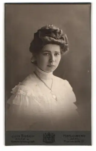 Fotografie J. van Bosch, Hirschberg, Promenade 31, Frauke Fischer im Porträt