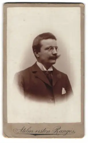 Fotografie unbekannter Fotograf und Ort, Portrait eines Mannes mit Brille und Schnurrbart