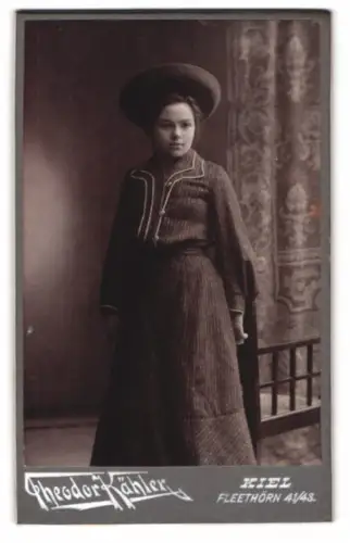 Fotografie Theodor Kähler, Kiel, Fleethörn 41/43, Lotte Sigmons im Januar 1904
