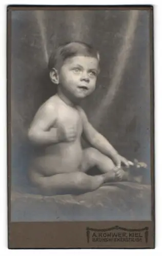 Fotografie A. Rohwer, Kiel, Brunswikerstr. 15a, Waltraude Közz auf einem Tuch
