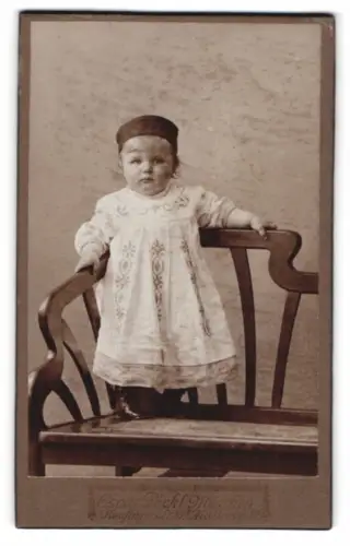 Fotografie Oscar Pöckl, München, Kaufingerstrasse 21, Kitt Julie auf einem Stuhl