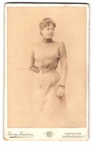 Fotografie Georg Knirim, Hannover, Aegidienthorplatz 1, Ruth in elegantem Kleid 1897