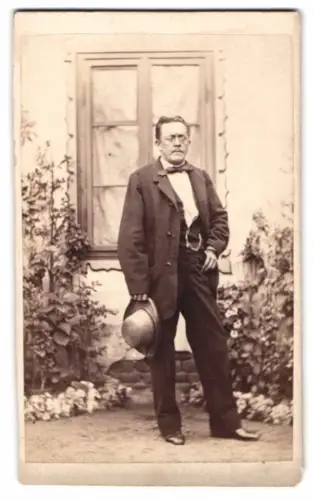 Fotografie unbekannter Fotograf und Ort, Johann Leuthner mit Hut