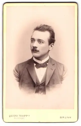 Fotografie Quido Trapp, Brünn, Krappengasse 15, Karl Leuthner mit Schnurrbart im Jahre 1890
