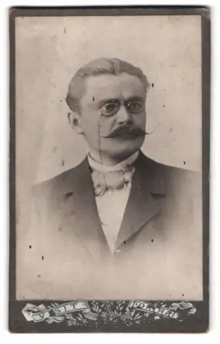 Fotografie unbekannter Fotograf und Ort, Hugo Hoffmann mit Brille