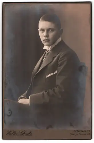 Fotografie Walter Schultz, Hannover, Georgstrasse 25, Hans Heinrich Sauermilch im Anzug