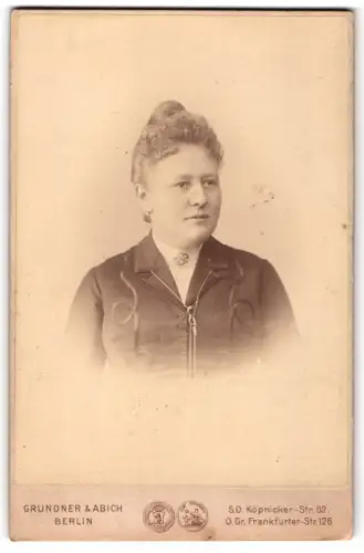 Fotografie Grundner & Abich, Berlin, S.O. Köpnicker-Str. 62, Porträt einer Frau in elegantem Kleid