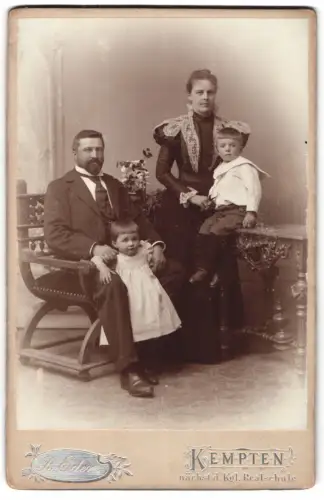 Fotografie R. Eder, Kempten, Kaul Gauber mit seiner Frau Annie und Kindern Kaul und Emilie
