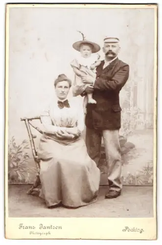 Fotografie Franz Jantzen, Pocking, Eltern mit ihrem Sohn Franz