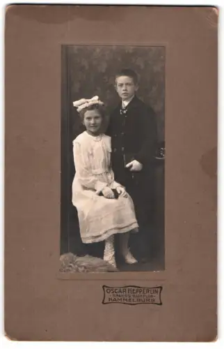 Fotografie Oscar Hepperlin, Hammelburg, Victoria Rosenberger und ein Junge