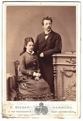 Fotografie E. Bieber, Hamburg, Neuer Jungfernstieg 20, Herr und Frau Feldmann im Atelier