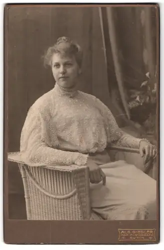 Fotografie Alb. Giesler, Eutin, Kielerstrasse 4, Frau Fleischer in elegantem Kleid