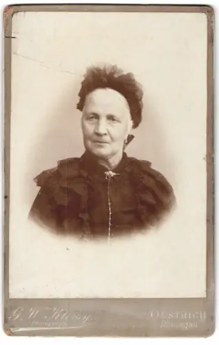 Fotografie G. W. Klossy, Oestrich /Rheingau, Frau Windref, 71 Jahre alt in 1896