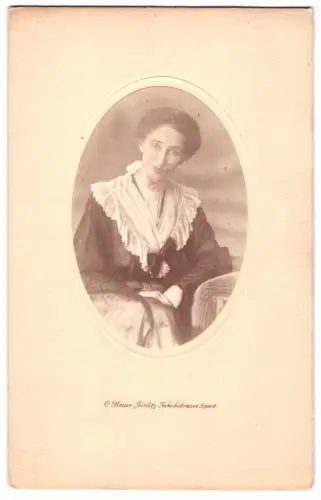 Fotografie C. Neuse, Görlitz, Jakobstrasse 5, Elisabeth Schwarz, geb. Thielen, in schwarzem Kleid