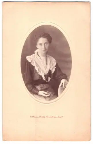 Fotografie C. Neuse, Görlitz, Jakobstrasse 5, Elisabeth Schwarz, geb. Thielen, in dunklem Kleid