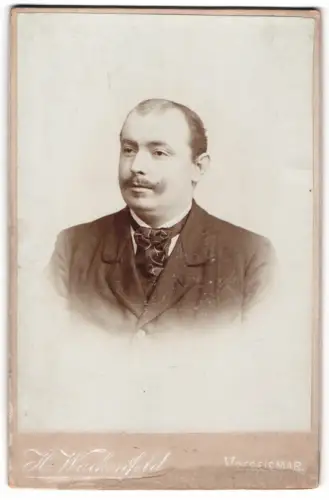 Fotografie H. Wachenfeld, Hofgeismar, Herr Wolff in Anzug mit Krawatte 1929