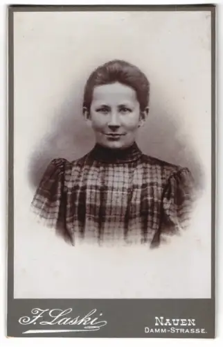 Fotografie J. Laski, Nauen, Dammstrasse, Marie Fehlow in kariertem Kleid