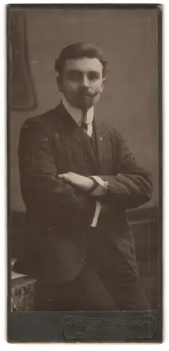 Fotografie Atelier Germania, Dresden, Elisenstr. 71, Julius mit markantem Schnurrbart