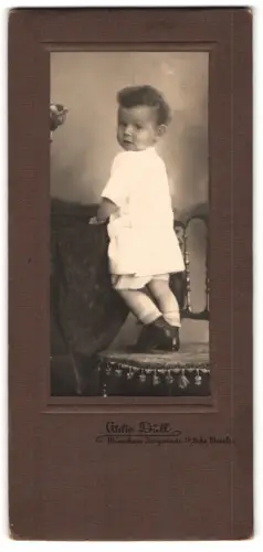 Fotografie Atelier Düll, München, Ringseisstrasse 14, Hans auf einem Stuhl, 1 Jahr alt